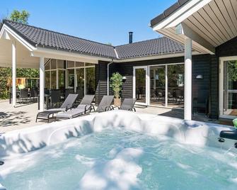 18 person holiday home in Fjerritslev - Fjerritslev - Zwembad