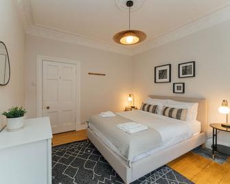 Beautifully Renovated 2 Bedroom Apartment - Stirling - Bedroom