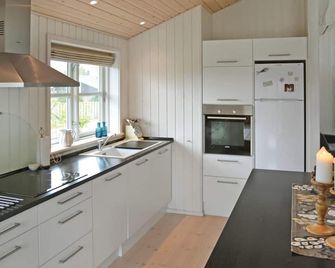 Cozy home in Frederikshavn with kitchen - Frederikshavn - Kitchen