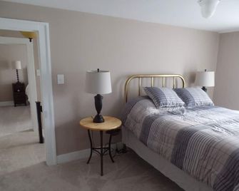 Elkton, Va. Modernized Farmhouse! Great location in the Shenandoah Valley. - Elkton - Bedroom