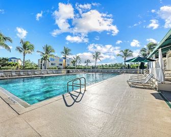 Walk to Beach and Cedars East Club Amenities - Pool, Tennis, Fitness Center - Longboat Key - Басейн