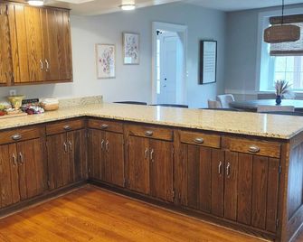7 woodland Acres, secluded place with Pool, Pickleball, creek, and Hot Tub - Heath - Kitchen