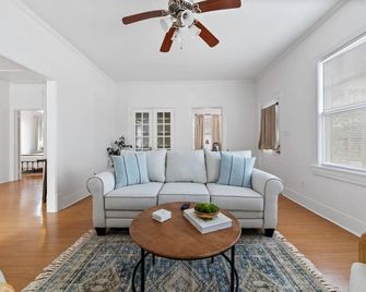 Large Groups Welcome - 2 Homes Next Door - Nueva Iberia - Comedor