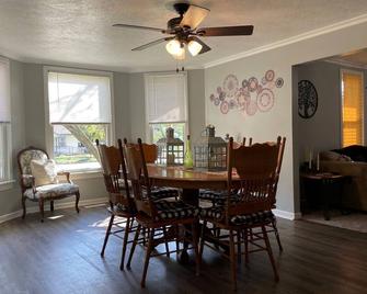 Newly remodeled and updated home in Abliene KS. Great for get togethers! - Abilene - Comedor