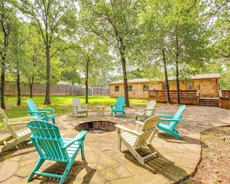 Deck and Fire Pit Unique Pottsboro Haven - Pottsboro - Patio