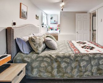Cozy 1-BR suite with ocean views, full kitchen, projector, and garden - Ladysmith - Camera da letto