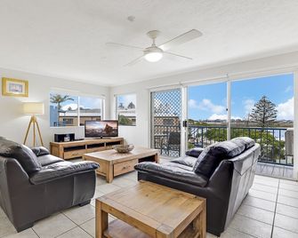 Tranquil Shores Unit 16 Caloundra Qld - Caloundra - Living room