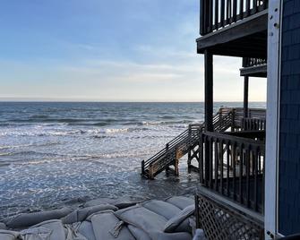 Oceanfront/Side View!! Beautiful 2 Bedroom Condo With Large Balcony. Sleeps 4-6 - North Topsail Beach