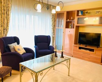 Spectacular beachfront apartment - Estepona - Olohuone