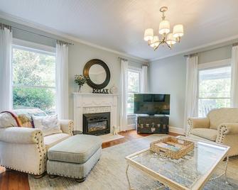 Historic & Charming Pittsboro Home w/ Fireplaces - Pittsboro - Sala de estar