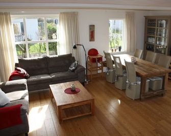 Cozy FH up to 6 pers, quiet location, swimming pool, pets on request - De Cocksdorp - Wohnzimmer