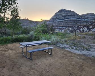 D6 Sahara Sunset- King Suite Very Private - Drumheller - Patio