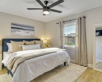 Pinellas Park Home with Pool 9 Mi to Beach! - Pinellas Park - Bedroom