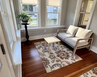 Cedar Falls Gem: Vintage Home With Modern Comforts Near Historic Downtown! - Cedar Falls - Living room