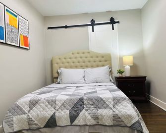 Walk to Downtown! 4-Bedroom Geneva Getaway - Geneva - Bedroom