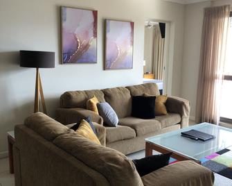 Coral Towers Holiday Suites - Cairns - Living room