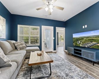 Branson Seasons Luxury Condo Pets Pool Grill Game Room Balcony - Branson - Living room
