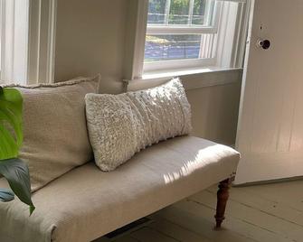 Restored Historical home near Erie Canal - Albion - Living room