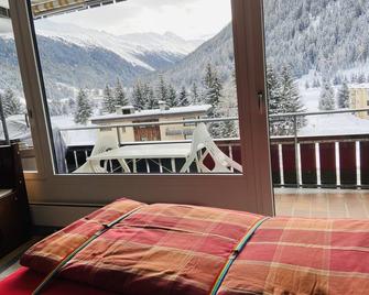 Central Moutain-View Studio on the golf course - Davos - Balkon