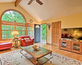 Bushkill Beauty- Hottub, Firepit, Lake, Pedal Boat - Bushkill - Living room