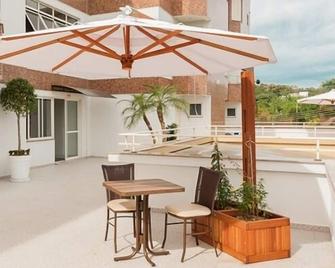 هوتل دويز إتش - جوينفيل - شرفة