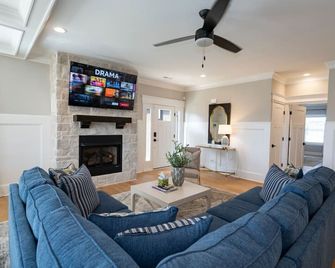 Modern 4br Oasis - Main Level Master + 2 King Beds - Forest - Sala de estar