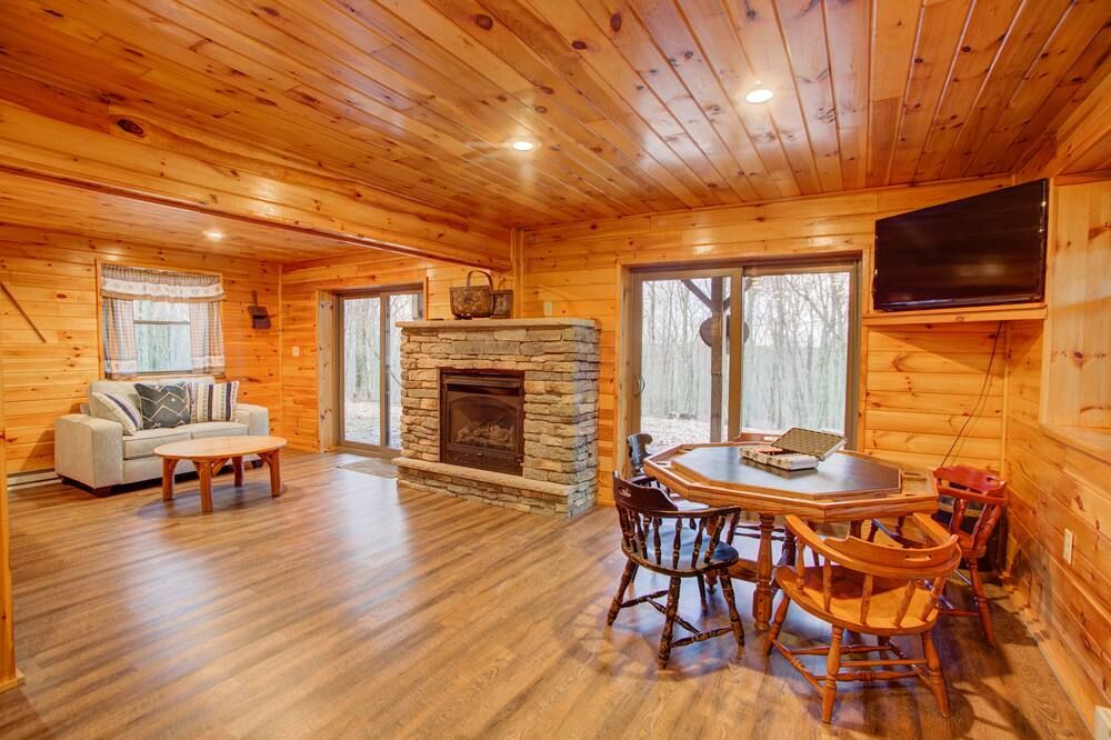 Log Cabin Pocono, Private, Free Wifi Hot Tub Pool Table , Free Tesla Ev Charger