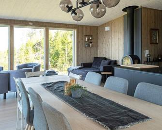 10 Person Holiday Home in Inderoy - Straumen (Inderøy) - Comedor