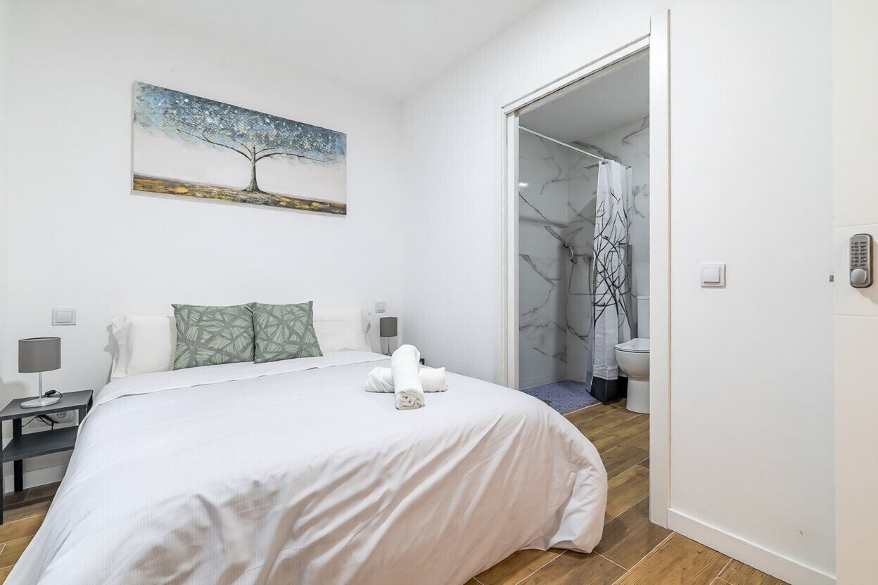 AYZ Luis Cabrera-Auto check-in property - Madrid