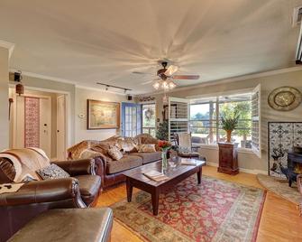 Best Spring Break Destination! Private Riverfront! Charming House And Cabin. - Hunt - Living room