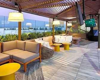 Modern studio apartment with roof top, WiFi, AC in enjoyable Irvine - Irvine - Patio