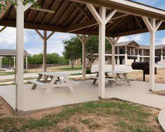 Eagle's Den Suites Carrizo Springs a Travelodge by Wyndham - Carrizo Springs - Binnenhof