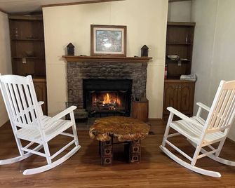 Safe Haven Farm Farm House - Roan Mountain - Living room