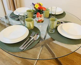 One Bedroom Flat/Apartment. - Bexleyheath - Dining room