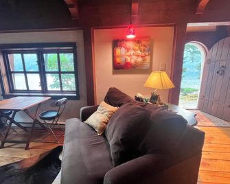 Malahat Fairyland Cottage - Malahat - Living room