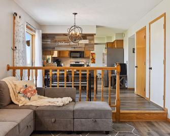 Stunning, Spacious 4 BR with King Suite, 3 stall Garage, 3 Bath, Game Room - Maple Grove - Living room
