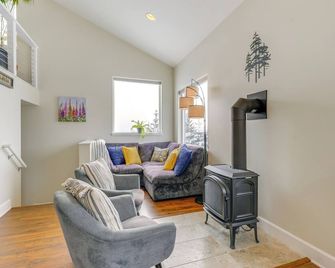 Scenic & Cozy 'Sweet Northern Comfort' in Homer! - Homer - Living room