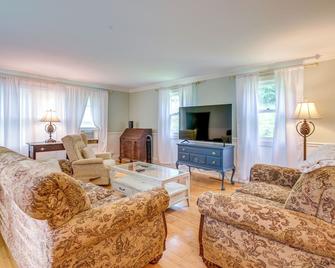 Cozy Vacation Rental Home Near Lake Winnipesaukee! - Wolfeboro - Sala de estar