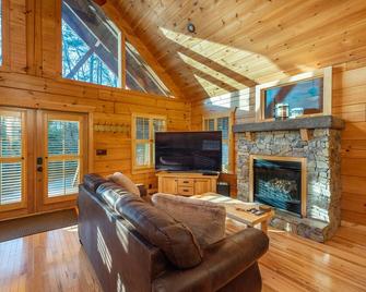 Fully Stocked Cabin Retreat w/ Game Room & Pond! - Marion - Huiskamer