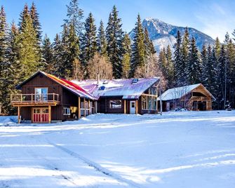 Golden Cabin - Hot Tub - Games Barn - Theatre - Golden - Building