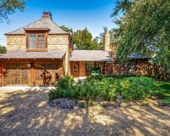 Highland Park + Dallas + Smu: Gorgeous Home, Pool & Hot Tub. Best Location! - דאלאס - בניין