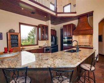 Texas Resort Vacation - Cypress - Essbereich