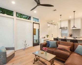New To Vrbo - Modern Mediterranean Home With Rooftop Deck Views - Austin - Living room