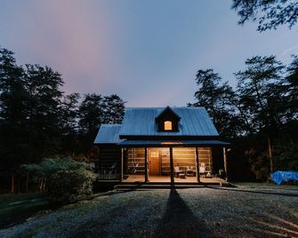 Valkyrie Secluded Romantic River Cabin River And Mountain Views Log/Stone Cabin - Mentone - Building