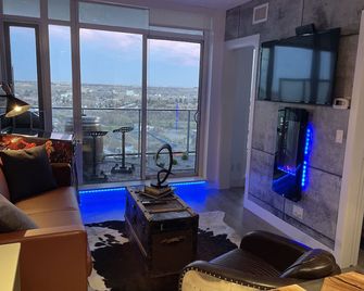 Jr. Penthouse Style DT Condo next Door to Bmo Center/Saddledome. Best balcony! - Calgary - Wohnzimmer