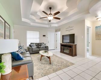Pet-Friendly Edinburg Apartment with Pool Access! - Edinburg - Living room