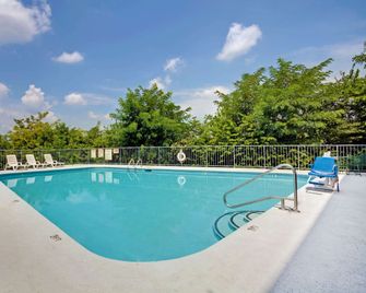 Super 8 by Wyndham Nashville/ Dntn/ Opryland Area - Nashville - Pool
