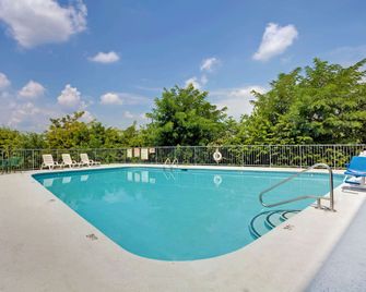Super 8 by Wyndham Nashville/ Dntn/ Opryland Area - נאשוויל - בריכה