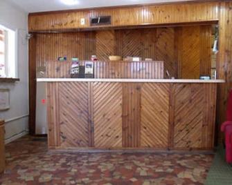 Woodlawn Hills Motel - Henderson - Front desk