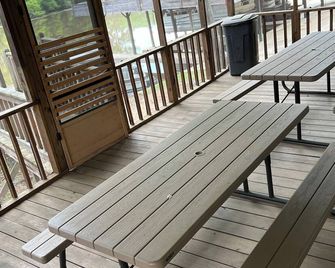 Two Story House with deck over the river - Karnack - Balkon